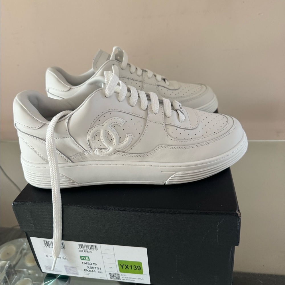 CHANEL SNEAKERS.White on White leather Low top US Sz 41.UNISEX